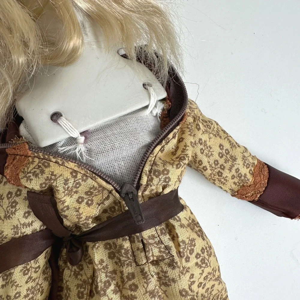 Walda Porcelain Doll‎ Girl 17